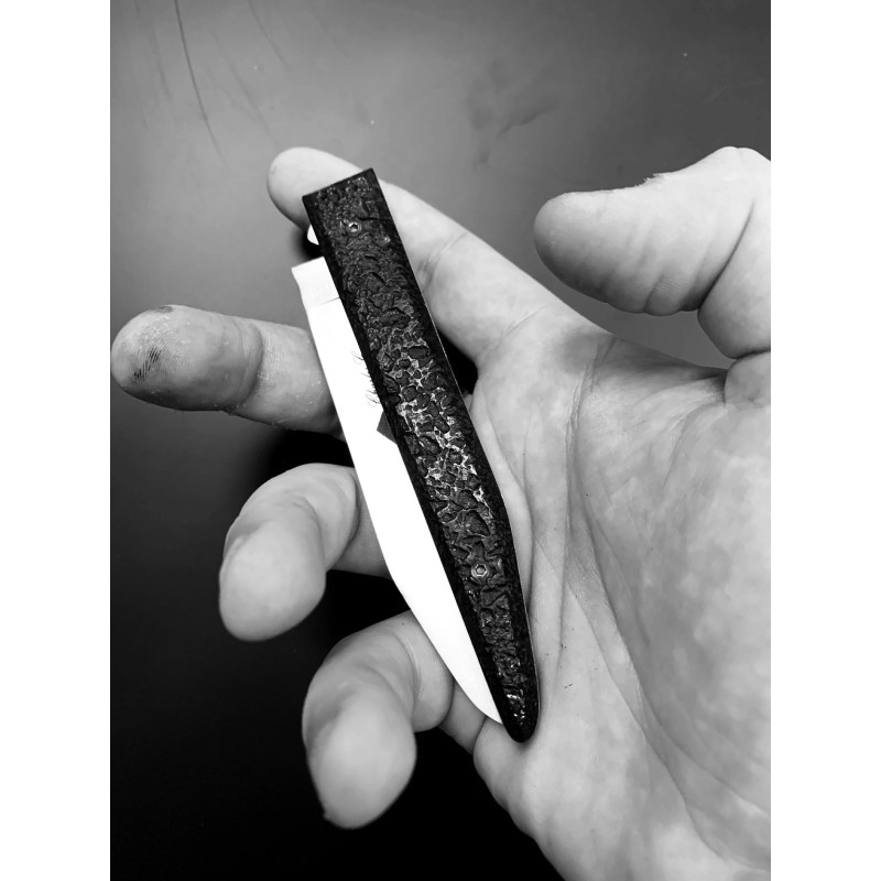 Le terril: couteau pliant avec manche en charbon brut et sa lame en  Damasteel